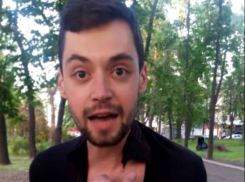 Смелая женщина порвала футболку бандита в известном сквере Кишинева и поймала его на фото