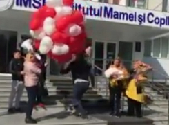 Трогательная встреча из кишиневского роддома молодой мамы мужем попала на видео