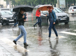 Сильнейший дождь обрушился на северные районы Молдовы: буйство стихии сняли на видео