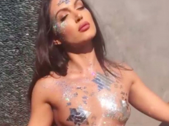 Обнаженные девушки с украшениями на интимных частях тел снялись на видео