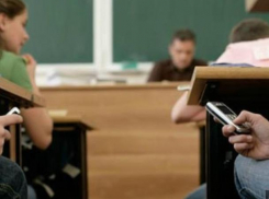 Школьникам намереваются запретить пользоваться телефонами