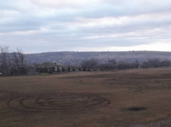 Неизвестный «гонщик» испортил газон на стадионе в Авдарме 