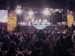 Одесская элита рядом с местом сожжения детей устроила праздник со звездами шоу-бизнеса и салютом