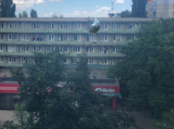 Соцсети: В Кишиневе на Ботанике неизвестные стреляют из пневматики по окнам жилых домов