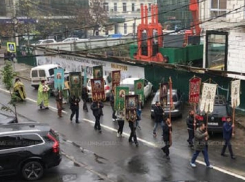 В Кишиневе проходит крестный ход, поп освящает автомобили