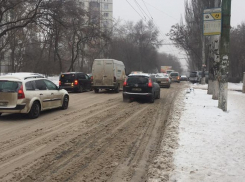 Снегопад вновь причинил неприятности столичным автолюбителям