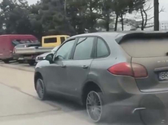 Что он творит: владелец люксового автомобиля поразил ездой без покрышек в Кишиневе 