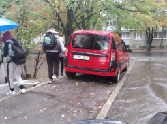 В Кишиневе наглый водитель заставил детей месить грязь по дороге в школу