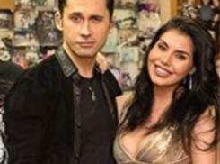 Сексапильная пышногрудая брюнетка заключила в объятья любимого молдавского мужчину Веры Брежневой 