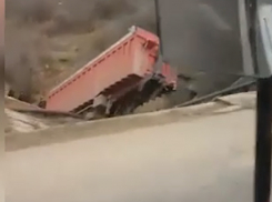 Водитель грузовика чудом выжил, перевернувшись в придорожный обрыв в Тараклии 