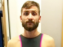 Румын на концерте украл 53 телефона с помощью сексуального женского купальника 