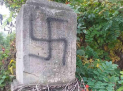 В Кишиневе вандалы разрисовали свастикой могилы на еврейском кладбище