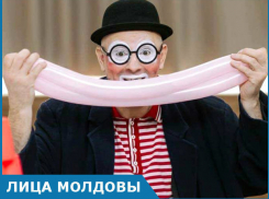 Мать тяжелобольного ребенка целовала руки лучшего клоуна Молдовы