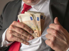 Крупную взятку от жены подсудимого за помощь в суде получил житель столицы 