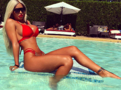 Силиконовая грудь сексуальной модели в откровенных бикини у бассейна потрясла отдыхающих