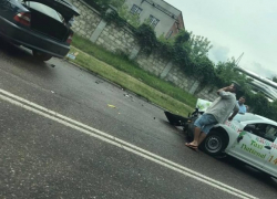 ДТП с тремя пострадавшими и машиной службы такси попало на видео