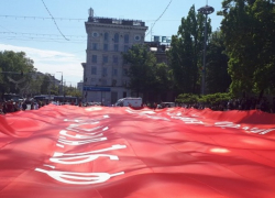 В центре Кишинева развернули огромное Знамя Победы