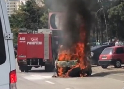 В Кишиневе автомобиль полностью выгорел прямо посреди трассы