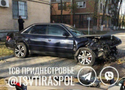 «В прямом эфире» - момент зрелищной аварии в Бендерах попал на видео