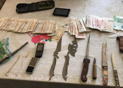 Полиция изъяла более миллиона леев, проведя десятки обысков по делу о незаконном обороте наркотиков