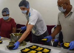 Урок человечности от молдавского теннисиста - Дмитрий Басков кормит бедных в Индии