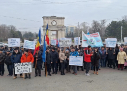 Железнодорожники снова протестуют: Мы голодаем, а власти молчат