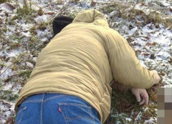 Застреленного в голову полицейского обнаружили в парке на Чеканах