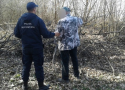 Украинец при "охоте" на деревья нарушил границу Молдовы