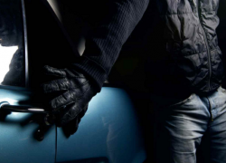 На Чеканах мужчину, пытавшегося вскрыть автомобиль, поймали с поличным 