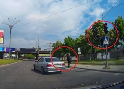 Водитель BMW едва не сбил пешехода на зебре, пролетев на красный