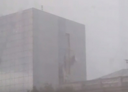 Падение фасада здания в центре Кишинева во время шторма попало на видео