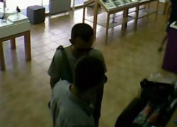 Двух мужчин засняли за кражей ноутбука из кишиневского магазина