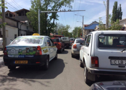 В центре Кишинева из-за пожара образовалась пробка 