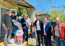 Додон помог нуждающимся семьям в Гагаузии