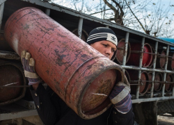 Мужчина додумался топить машину с помощью газового баллона