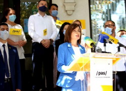 "Наша скромница", фактически изгнавшая из страны тысячи учителей, вспомнила о скромности