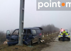 Под Страшенами микроавтобус с людьми врезался в столб