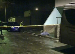 Мужчина, сбивавший сосульки, на глазах жены и ребенка выпал с балкона пятого этажа в Кишиневе