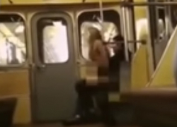 Секс блондинки с любовником в вагоне метро сняли на видео