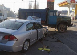 Авария на Чеканах - автоледи на Honda влетела в ЗиЛ, легковушка сильно разбита