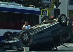 Авария на Чеканах - Dacia перевернулась на капот после столкновения с Mercedes