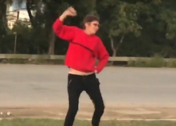 Танец неадекватной женщины посреди оживленной кишиневской дороги попал на видео