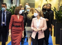 Выпила вина, поела устриц, пофоткалась, - Цырдя – о вояже Санду в Европу