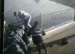 Подростка спасли в последний момент – не дали прыгнуть с моста в Тирасполе 