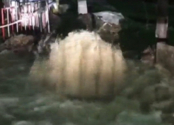 Мощный фонтан, вырвавшийся из-под асфальта в центре столицы, сняли на видео