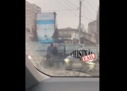 Молдавские «Тайсон и Холифилд» - в Кишиневе два водителя устроили боксерский поединок прямо на проезжей части