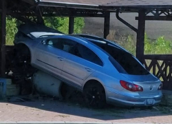 «Захотел плацинд» - 32-летний водитель Volkswagen ненароком разгромил придорожное кафе