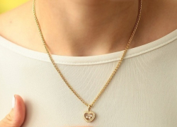 На Ботанике с девушки сорвали цепочку, когда она ждала транспорт на остановке 