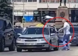 Драку таксиста с водителем внедорожника сняли на видео в Кишиневе