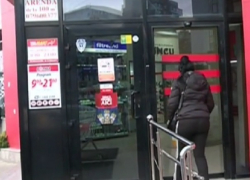 Женщины получили травмы от упавших банок с консервами в столичном супермаркете 